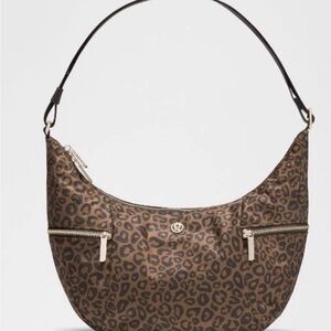 Lululemon Slouchy Sling Sling Bag 6L Leopardo Shift Desert Khaki Metal Hardware